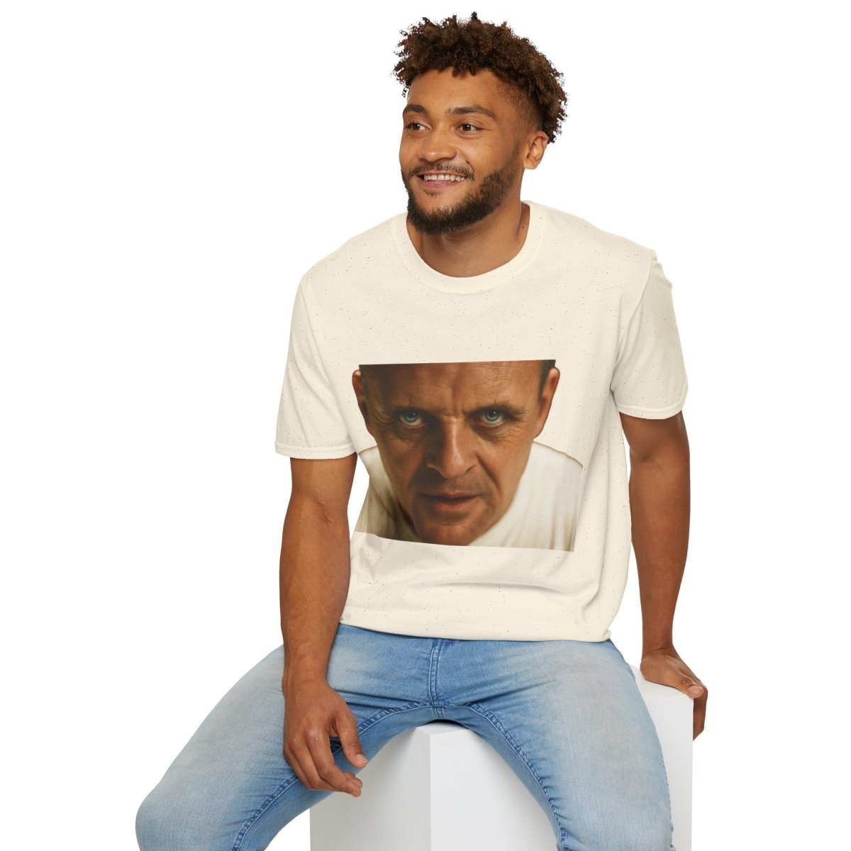 Intensivblick – Kultfilm-Charakter auf Shirt | Satirisches Film-T-Shirt für echte Cineasten – Freches Satire-Design für mutige Statements | True Insights