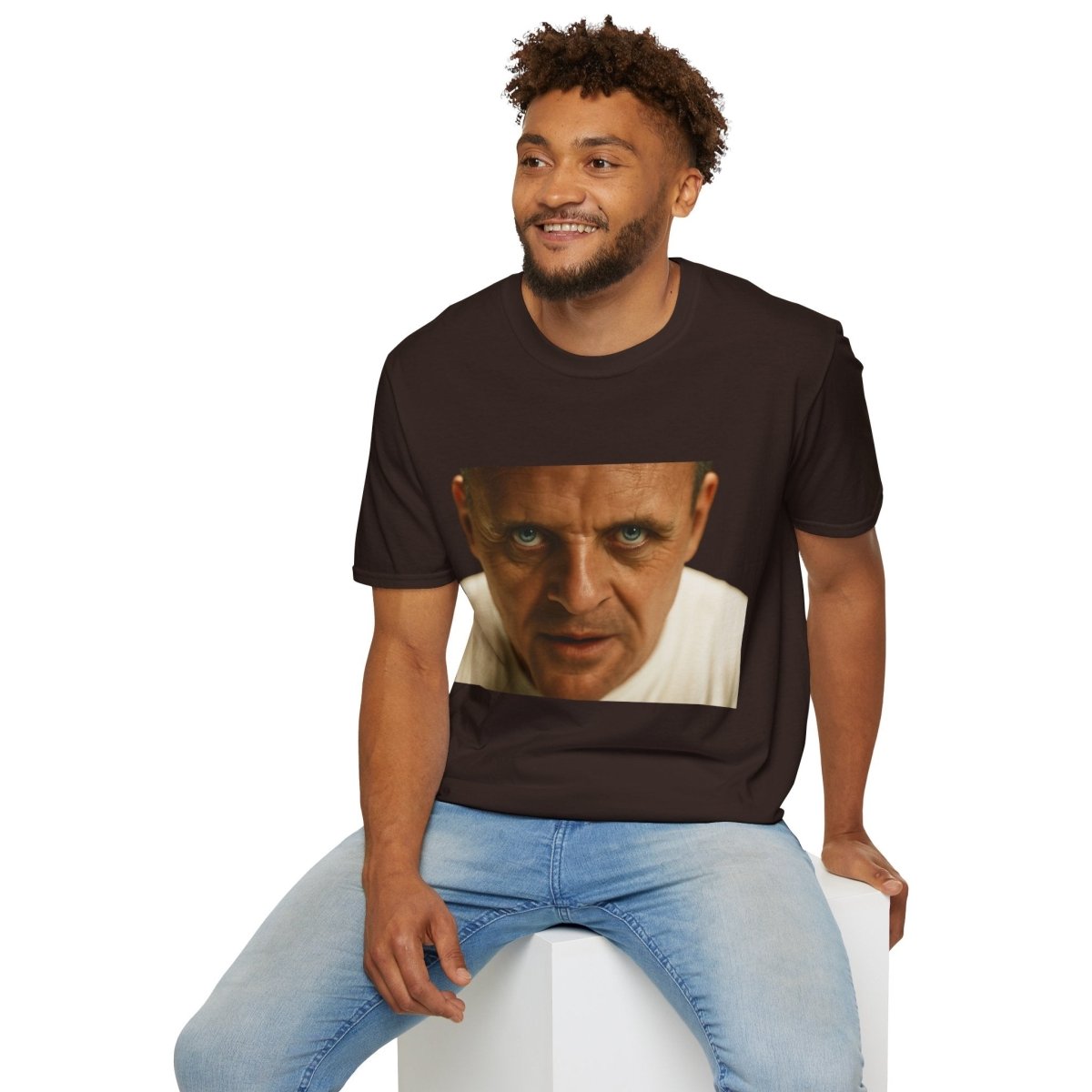 Intensivblick – Kultfilm-Charakter auf Shirt | Satirisches Film-T-Shirt für echte Cineasten – Freches Satire-Design für mutige Statements | True Insights