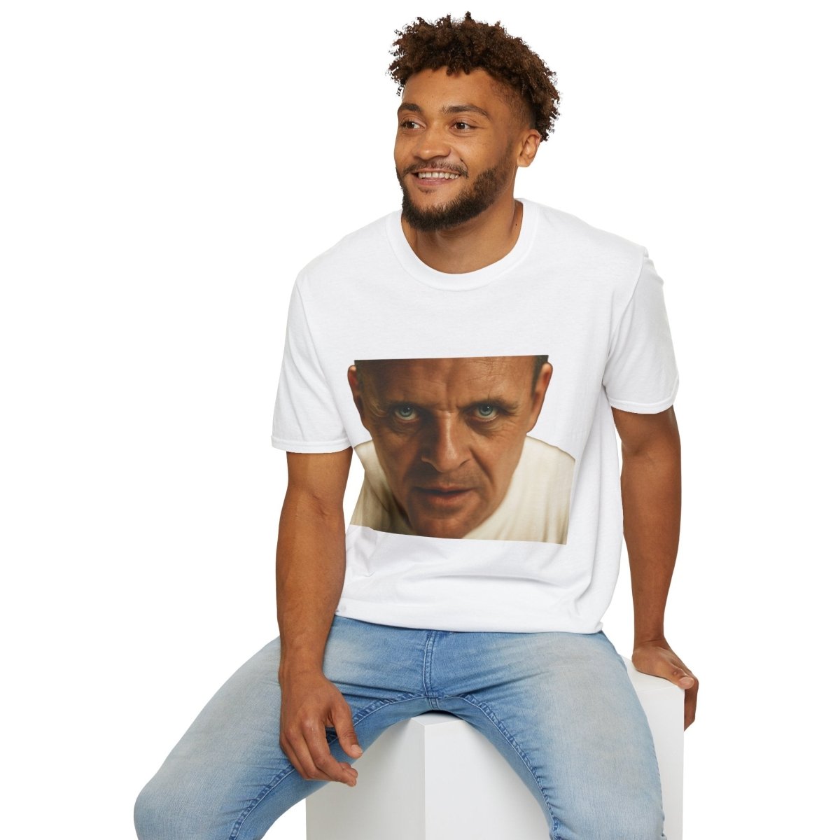 Intensivblick – Kultfilm-Charakter auf Shirt | Satirisches Film-T-Shirt für echte Cineasten – Freches Satire-Design für mutige Statements | True Insights