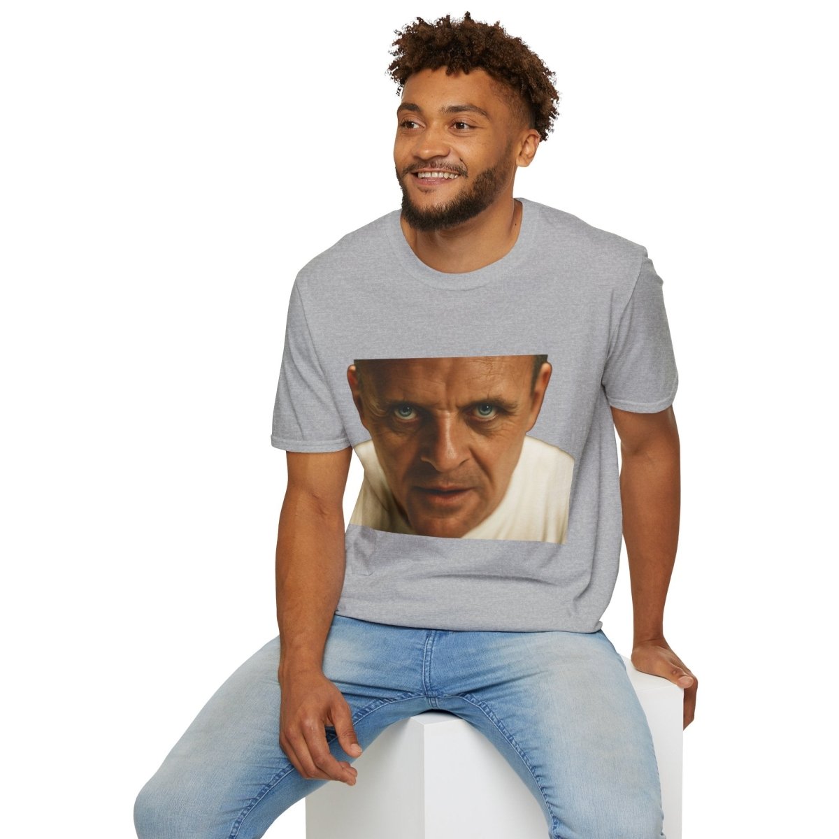 Intensivblick – Kultfilm-Charakter auf Shirt | Satirisches Film-T-Shirt für echte Cineasten – Freches Satire-Design für mutige Statements | True Insights