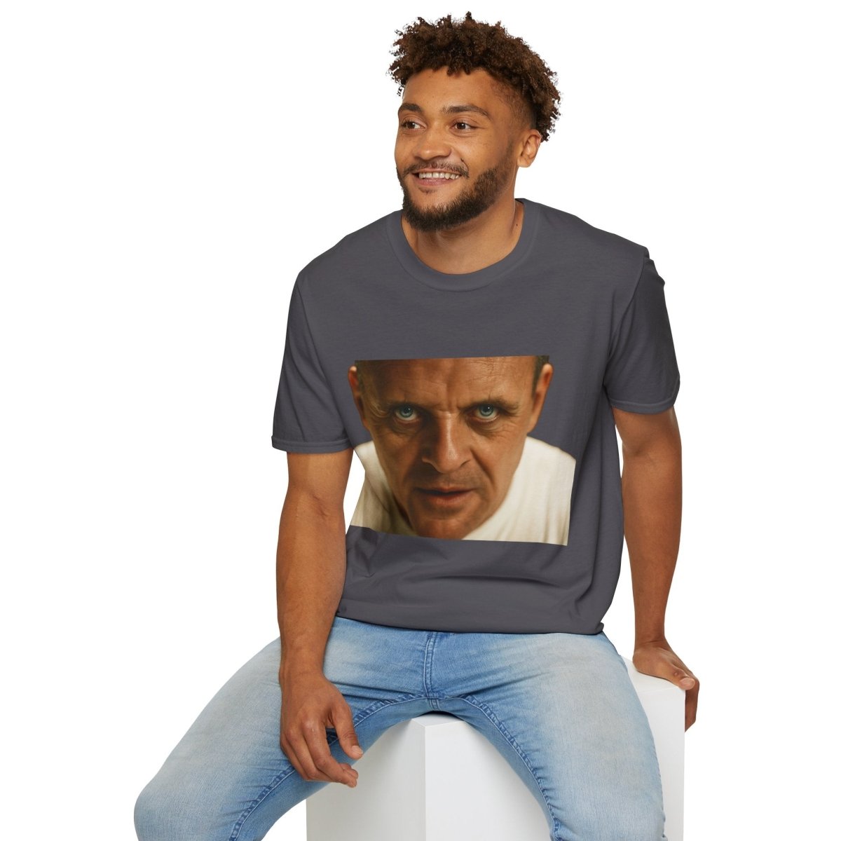 Intensivblick – Kultfilm-Charakter auf Shirt | Satirisches Film-T-Shirt für echte Cineasten – Freches Satire-Design für mutige Statements | True Insights