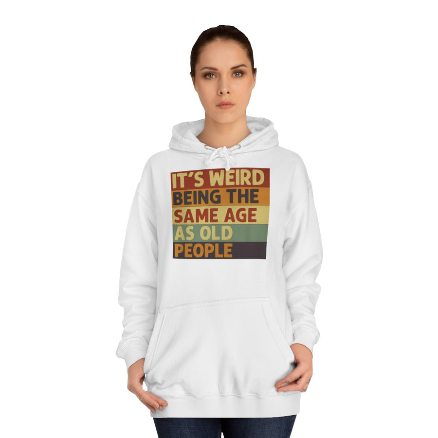 Vintage Hoodie „It's weird being the same age as old people“ – Arctic White – von Frau getragen