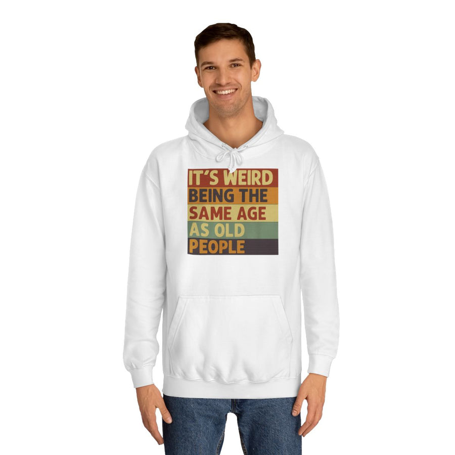 Vintage Hoodie „It's weird being the same age as old people“ – Arctic White – von Mann getragen