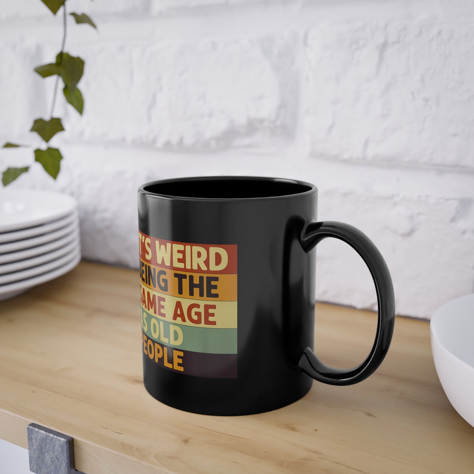 „It’s weird being the same age as old people“ – Lustige Retro-Tasse für Ältergewordene – Freches Satire-Design für mutige Statements | True Insights