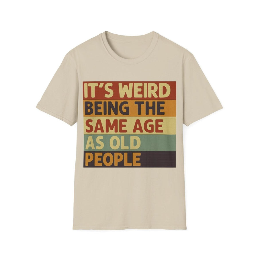 Beiges T-Shirt mit Schriftzug It's weird being the same age as old people im Retro-Poster-Stil mit Vintage-Farbblöcken für Generationen-Humoristen.