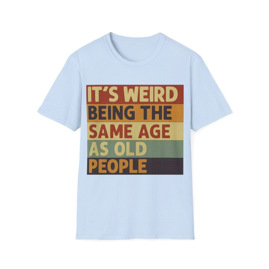 Hellblaues T-Shirt mit Schriftzug Its-weird-being-the-same-age-as-old-people im Retro-Poster-Stil mit horizontalen Farbstreifen fuer Generationen-Humoristen.