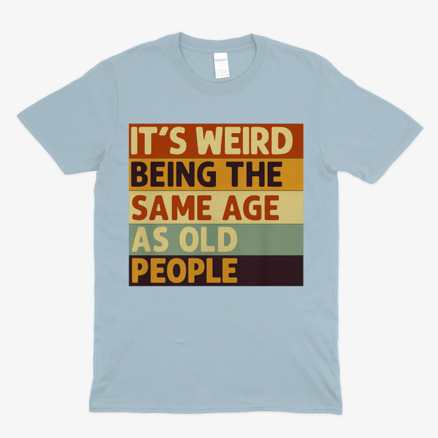Hellblaues T-Shirt mit Schriftzug It's-Weird-Being-The-Same-Age-As-Old-People in Retro-Poster-Stil mit mehrfarbigen Balken für Altershumor-Fans.