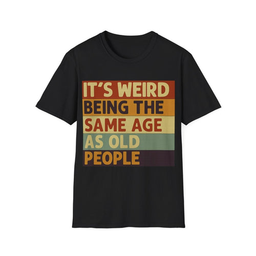 Schwarzes T-Shirt mit Schriftzug Its-weird-being-the-same-age-as-old-people im Retro-Poster-Stil mit mehrfarbigen Streifen fuer Millennials und Generationen-Humoristen.