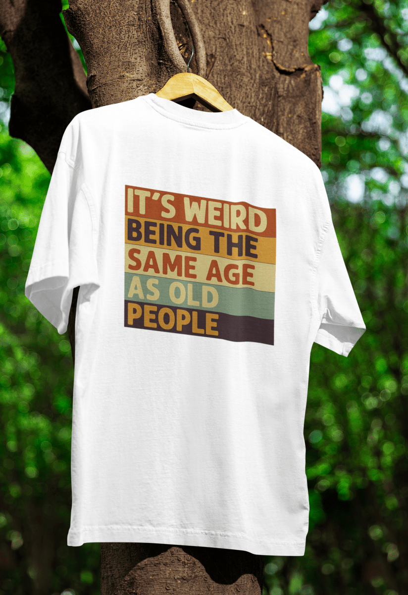 Weisses T-Shirt mit Schriftzug It's-Weird-Being-the-Same-Age-as-Old-People in Retro-Streifen-Design für Humorvolle und Generationsbewusste.