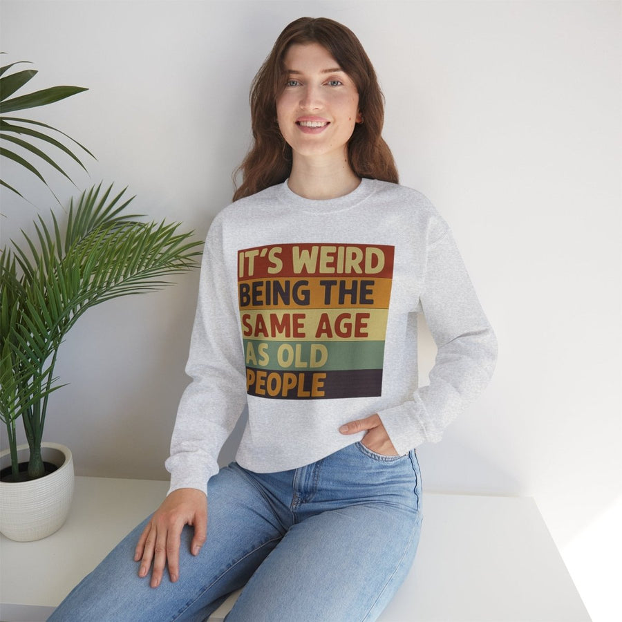True Insights Sweatshirt mit satirischem Spruch, getragen von entspannt posierender Person