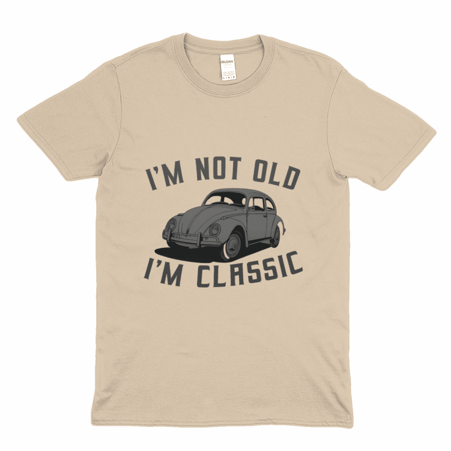 Beiges T-Shirt mit Vintage-Design-Illustration eines grauen VW Käfers und dem Text I'm Not Old, I'm Classic von True Insights.