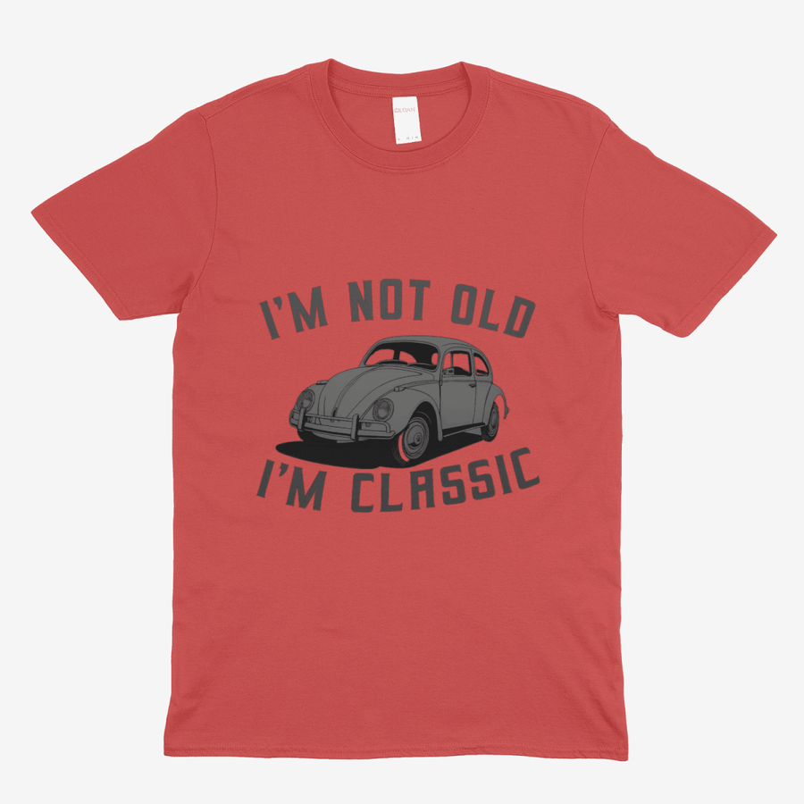 Rotes T-Shirt mit Vintage-Design eines VW Käfers und dem Text Im Not Old Im Classic von True Insights.