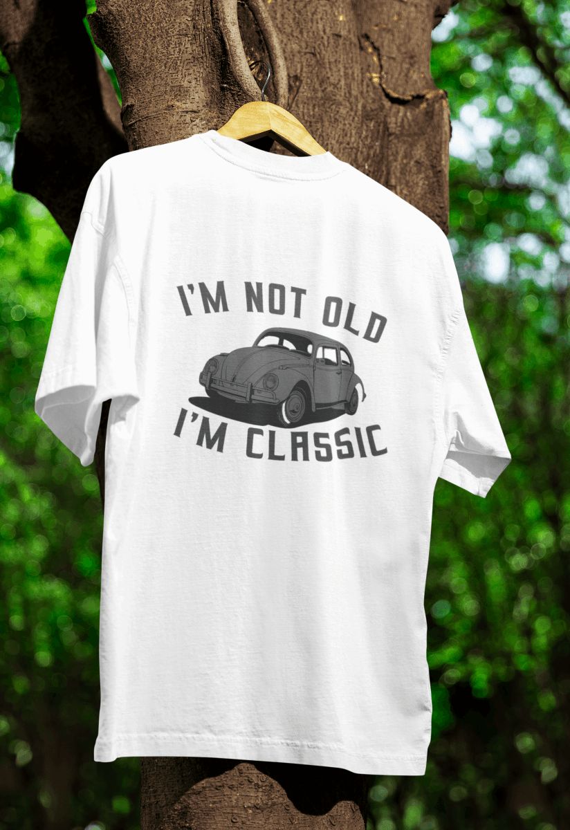 Weißes T-Shirt mit Vintage-Design eines klassischen VW Käfers und humorvollem Schriftzug I'm Not Old, I'm Classic von True Insights.