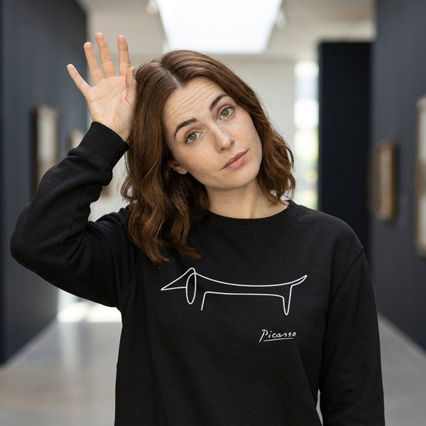 Picasso Dackel Sweatshirt – Minimalistische Line-Art – getragen