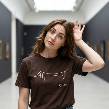 Picasso Dackel T-Shirt – Line-Art Geschenk für Dackel-Besitzer – getragen
