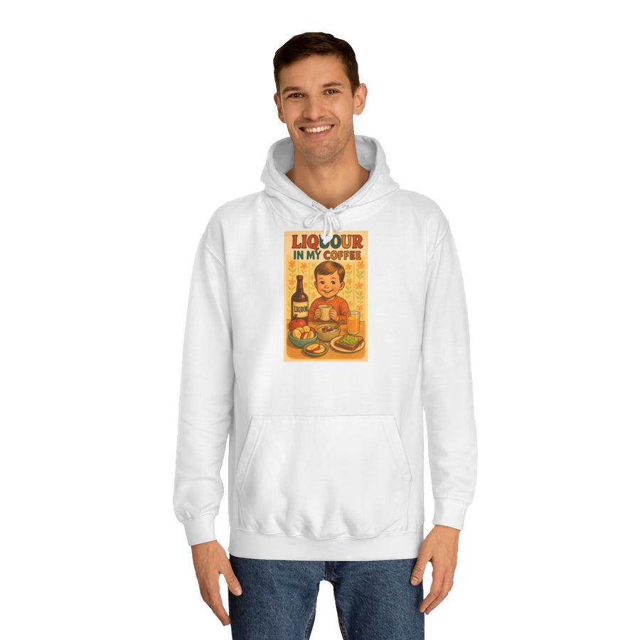 Kaffee Hoodie „Liquor in My Coffee“ – Retro-Humor für Kaffeetrinker – Arctic White – von Mann getragen