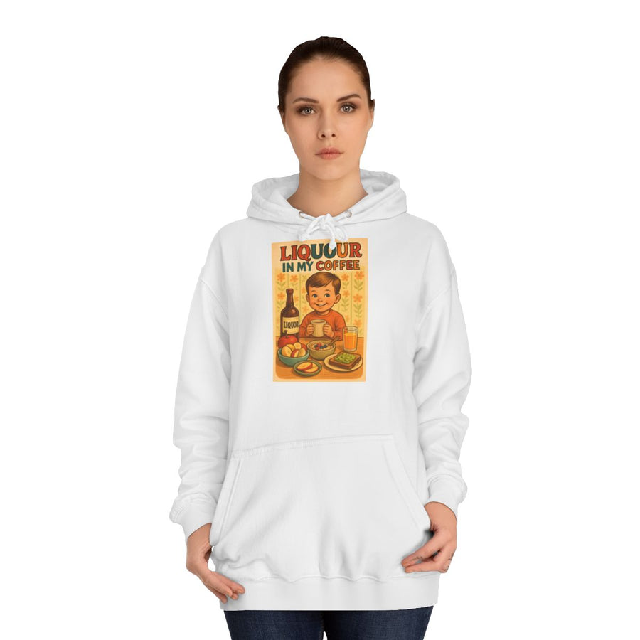 Kaffee Hoodie „Liquor in My Coffee“ – Retro-Humor für Kaffeetrinker – Arctic White – von Frau getragen
