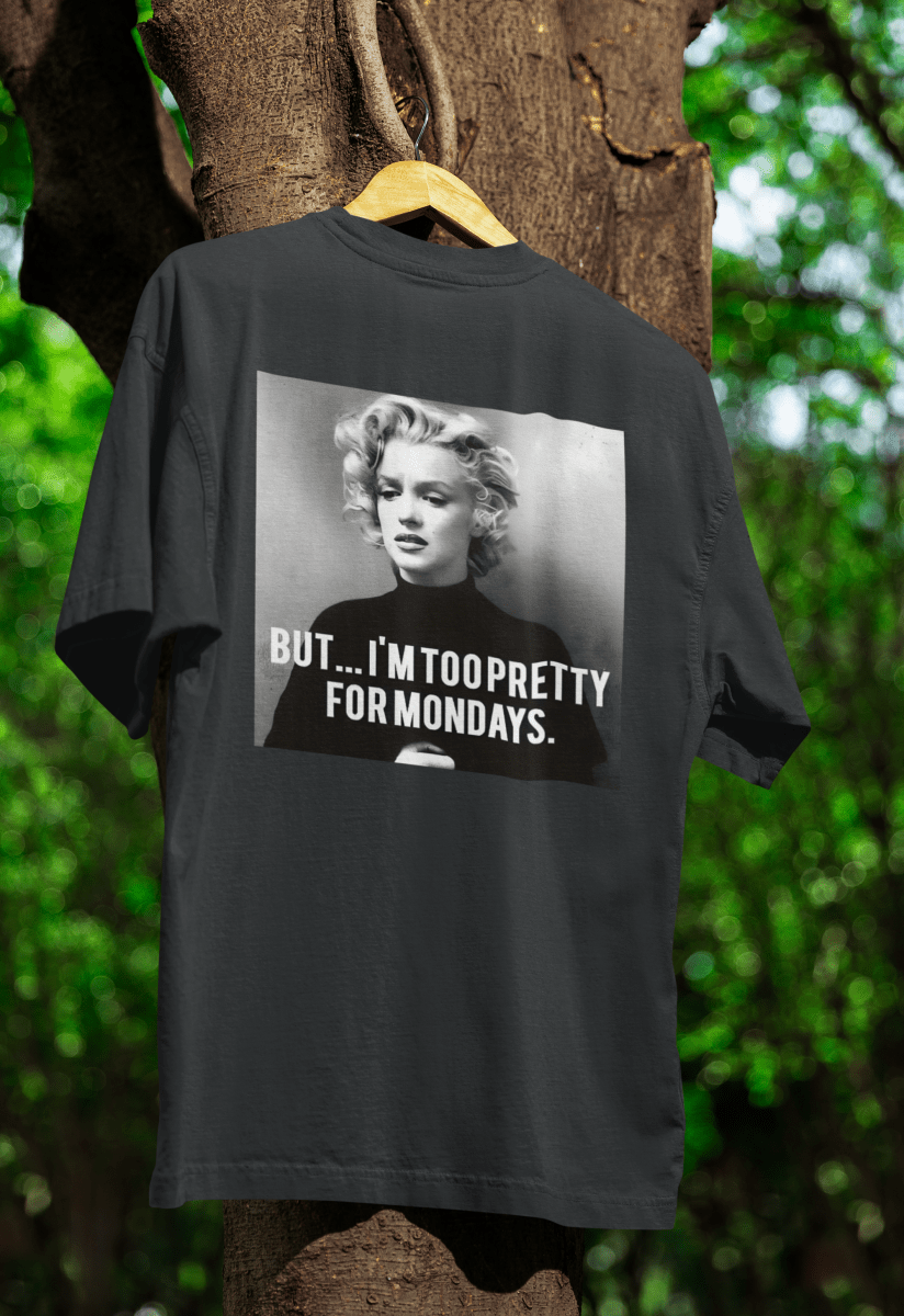 Schwarzes T-Shirt mit Marilyn-Monroe-Portrait und Schriftzug But-I-m-Too-Pretty-For-Mondays im Retro-Poster-Stil fuer Vintage-Liebhaber.