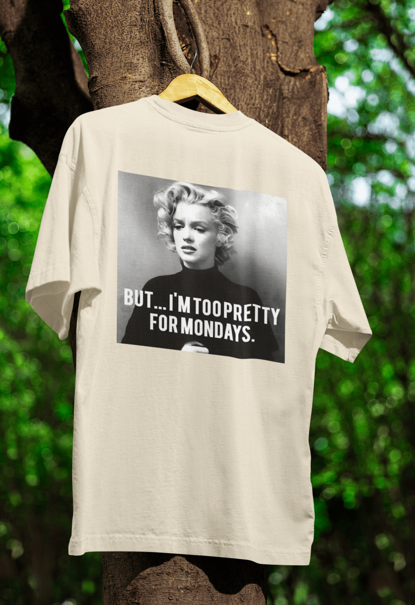 Creme-farbenes T-Shirt mit Schriftzug But-I-am-Too-Pretty-for-Mondays im Retro-Pop-Art-Stil für Modefans.