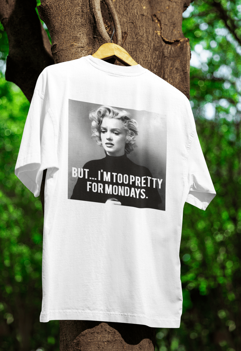 Weißes T-Shirt mit Schwarz-Weiß-Porträt von Marilyn Monroe und Schriftzug But-I'm-too-pretty-for-Mondays im Retro-Pop-Art-Stil für Nostalgiker.