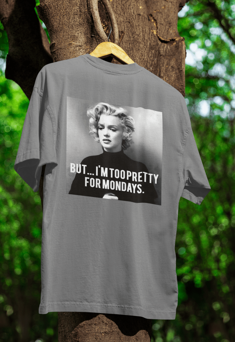 Graues T-Shirt mit Marilyn-Monroe-Portrait und Schriftzug But-I'm-too-pretty-for-Mondays im Vintage-Pop-Art-Stil fuer Popkultur-Fans.