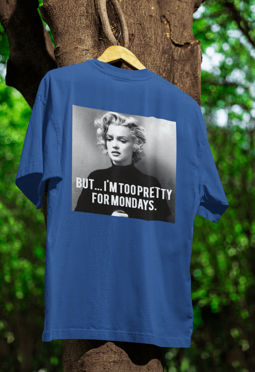 Blaues T-Shirt mit Marilyn-Monroe-Portrait und Schriftzug But-Im-Too-Pretty-for-Mondays im Pop-Art-Vintage-Stil für Popkultur-Fans.