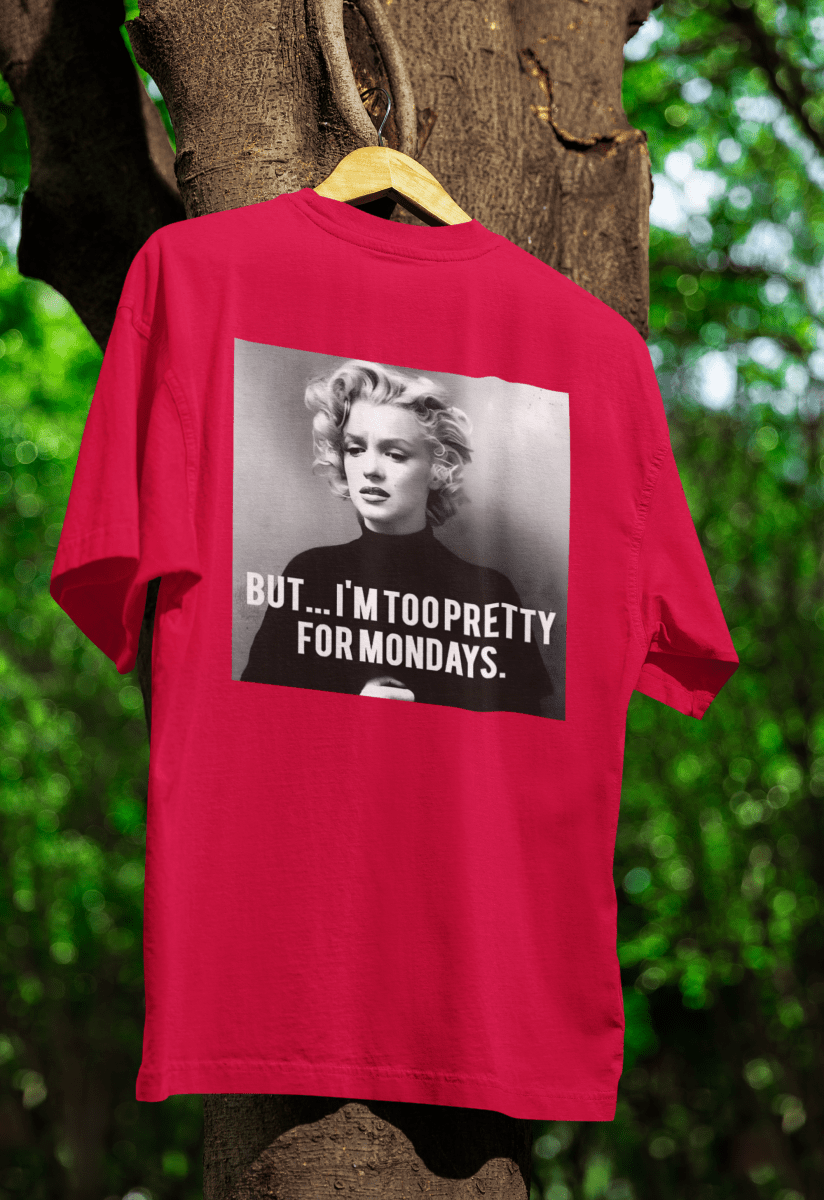 Rotes T-Shirt mit Schwarz-Weiß-Fotografie und Schriftzug But-I'm-Too-Pretty-For-Mondays im Retro-Poster-Stil fuer Nostalgiker.