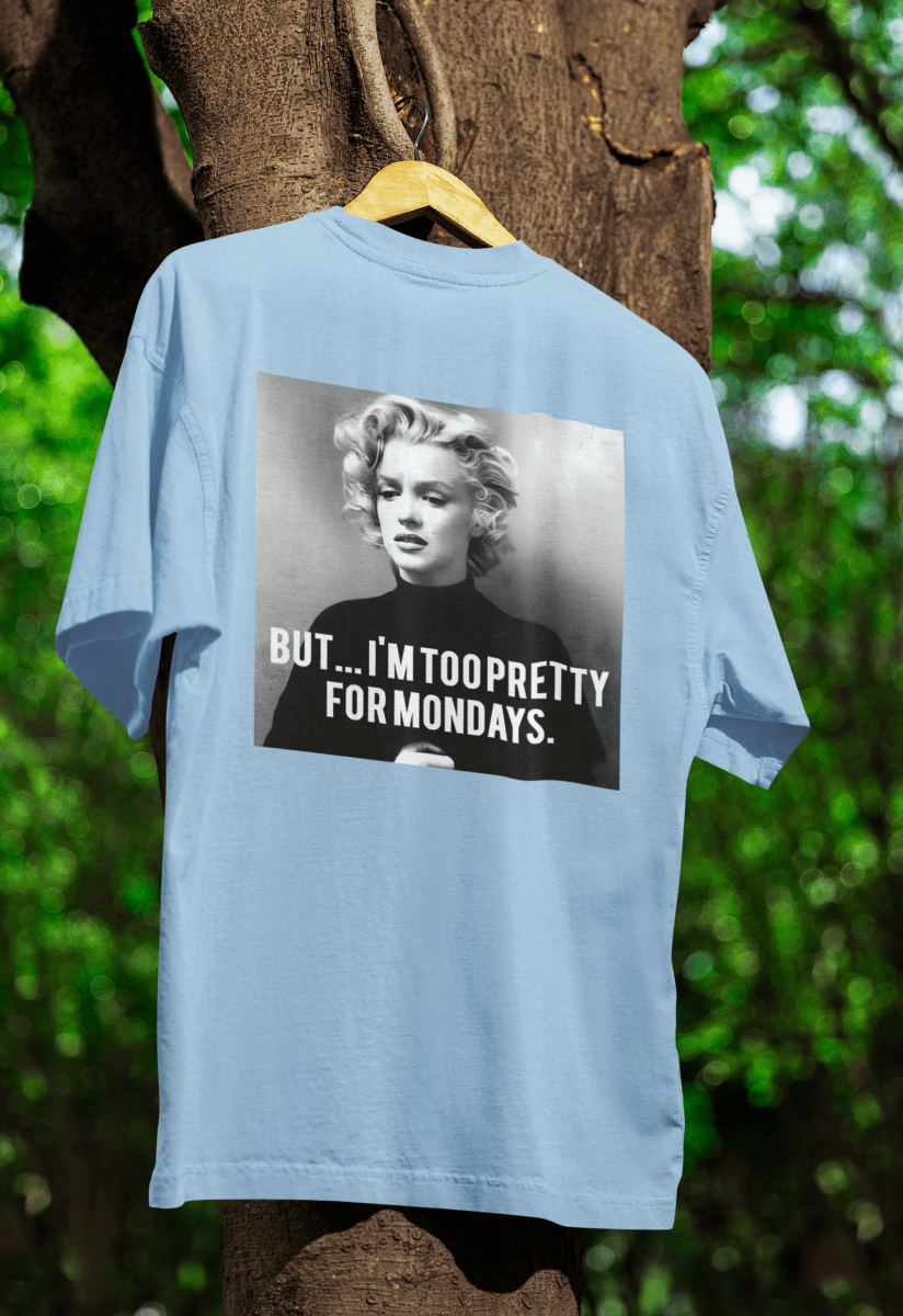 Hellblaues T-Shirt mit Marilyn-Monroe-Porträt und Schriftzug But-I'm-Too-Pretty-for-Mondays im Vintage-Pop-Art-Stil für Popkultur-Fans.