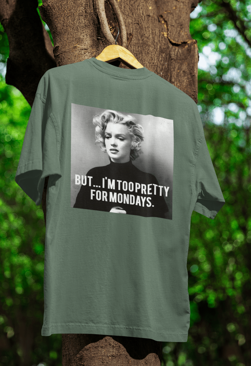 Salbeigrünes T-Shirt mit Marilyn-Monroe-Porträt und Schriftzug But-I-m-Too-Pretty-For-Mondays im Barbie-Meme-Stil für Vintage-Liebhaber.