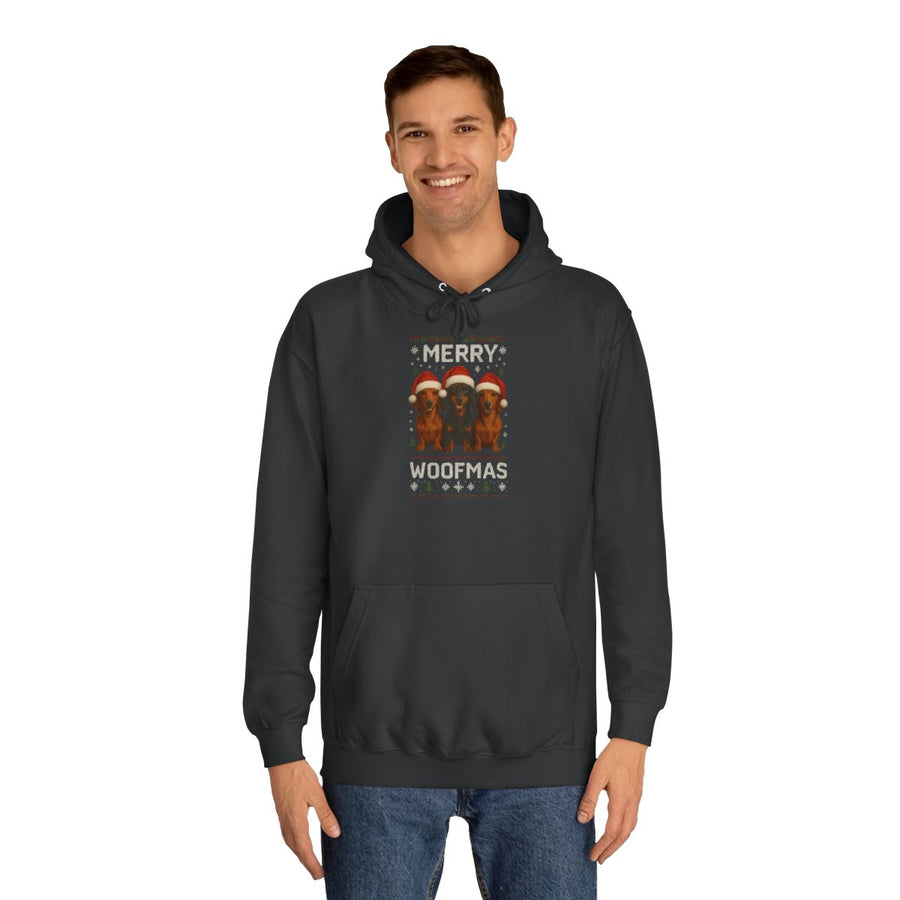 Dackel Weihnachts-Hoodie „Merry Woofmas“ – lustiger Weihnachtspulli – Jet Black – von Mann getragen
