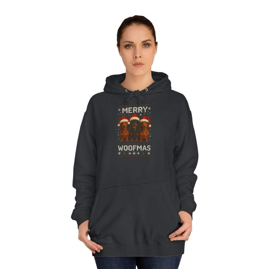 Dackel Weihnachts-Hoodie „Merry Woofmas“ – lustiger Weihnachtspulli – Jet Black – von Frau getragen