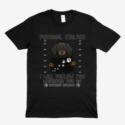 Dackel T-Shirt – „Personal Stalker“  Geschenk für Hundeliebhaber