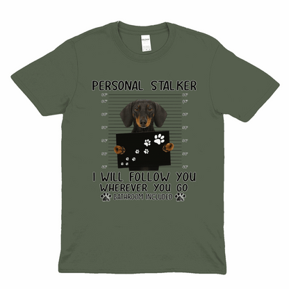 Dackel T-Shirt – „Personal Stalker“  Geschenk für Hundeliebhaber