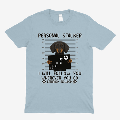 Dackel T-Shirt – „Personal Stalker“  Geschenk für Hundeliebhaber