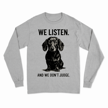 Sweatshirt „We Listen. And We Don’t Judge.“ – Dackel mit Herz & Humor