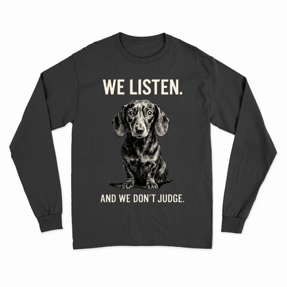 Sweatshirt „We Listen. And We Don’t Judge.“ – Dackel mit Herz & Humor