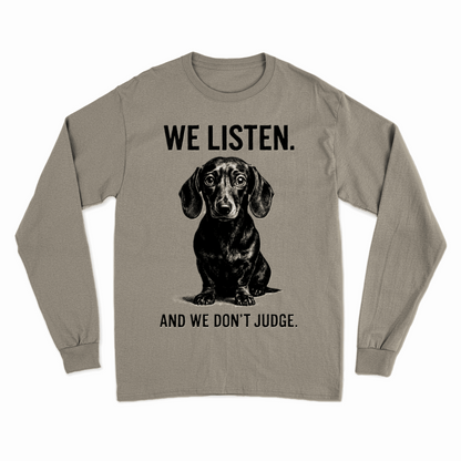 Sweatshirt „We Listen. And We Don’t Judge.“ – Dackel mit Herz & Humor