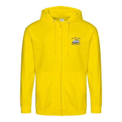 „I’m Not Old, I’m Classic“ Hoodie – Retro-Auto & Humor im Vintage-Stil