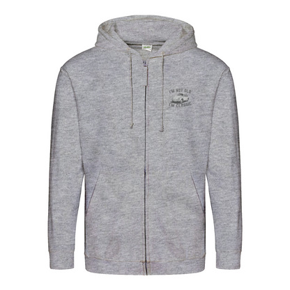 „I’m Not Old, I’m Classic“ Hoodie – Retro-Auto & Humor im Vintage-Stil