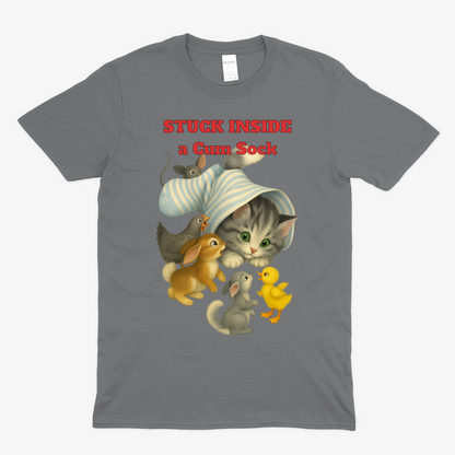 „Stuck Inside a Sock“ T-Shirt – Surrealer Retro-Katzen-Humor mit Animal Wholesome Twist