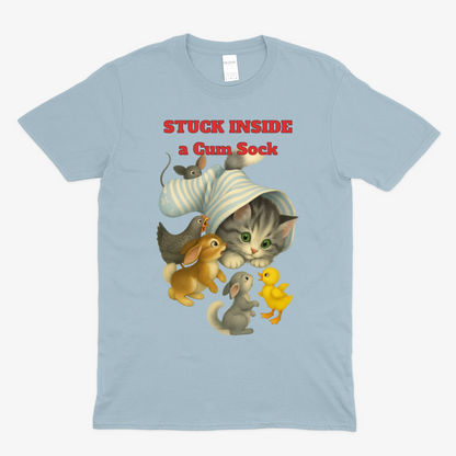 „Stuck Inside a Sock“ T-Shirt – Surrealer Retro-Katzen-Humor mit Animal Wholesome Twist