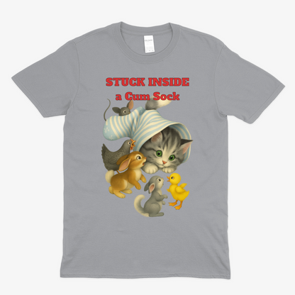 „Stuck Inside a Sock“ T-Shirt – Surrealer Retro-Katzen-Humor mit Animal Wholesome Twist