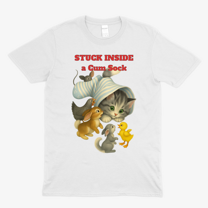 „Stuck Inside a Sock“ T-Shirt – Surrealer Retro-Katzen-Humor mit Animal Wholesome Twist