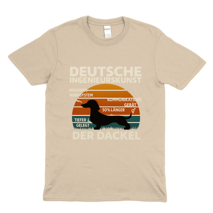 Beiges T-Shirt mit Schriftzug Deutsche-Ingenieurskunst Der Dackel im Retro-Poster-Stil mit Dackel-Silhouette und Sonnenuntergang-Motiv fuer Hunde-Fans.