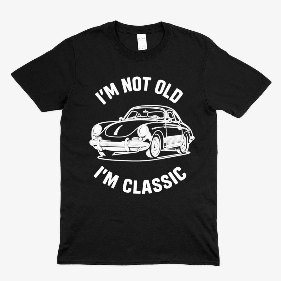 Schwarzes T-Shirt mit Vintage-Illustration eines klassischen Porsche und dem Spruch I'm not old, I'm classic von True Insights.