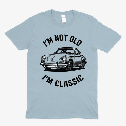 Hellblaues T-Shirt mit Vintage-Design eines klassischen Porsche und dem Text I'm not old I'm classic in schwarzer Schrift von True Insights.