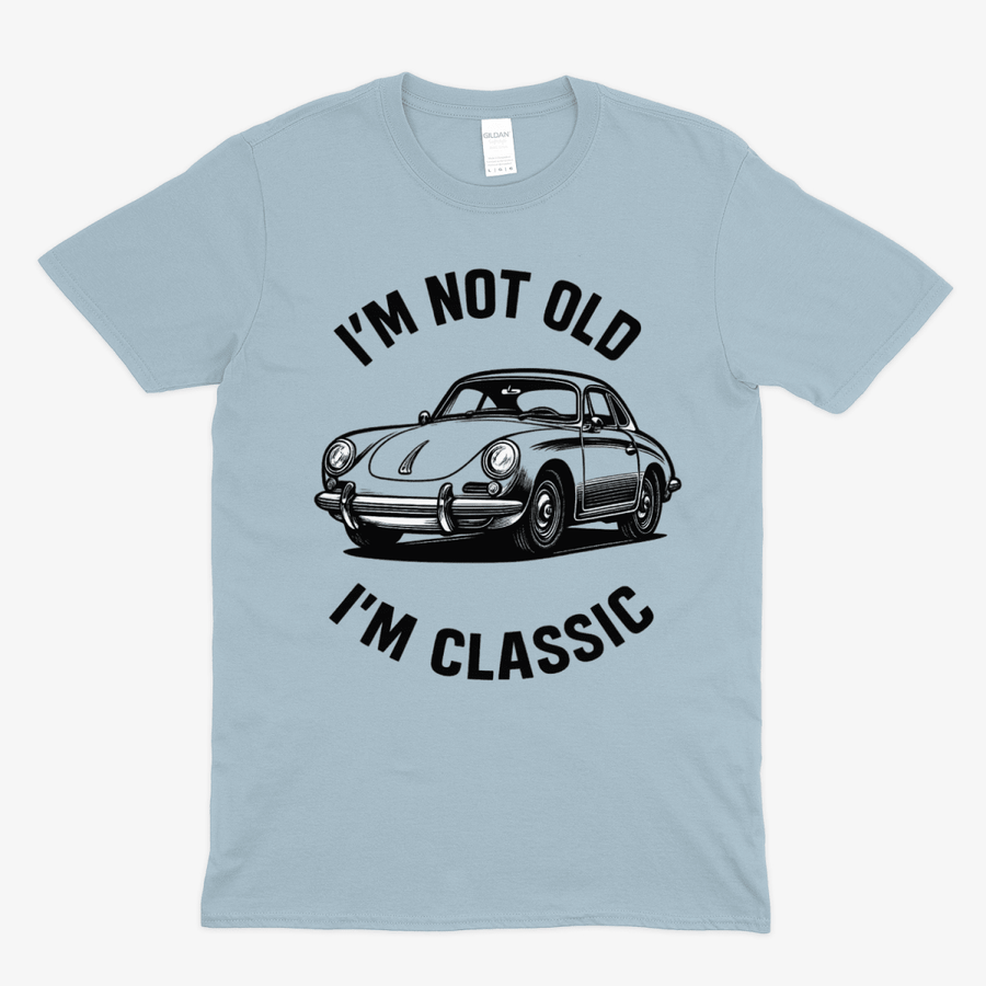 Hellblaues T-Shirt mit Vintage-Design eines klassischen Porsche und dem Text I'm not old I'm classic in schwarzer Schrift von True Insights.