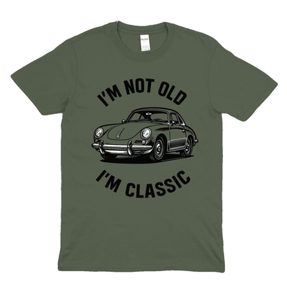 Khakigrünes T-Shirt mit klassischem Porsche 911 und Schriftzug I'm not old, I'm classic in Vintage-Design von True Insights.
