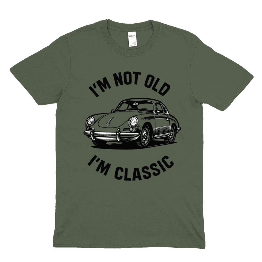 Khakigrünes T-Shirt mit klassischem Porsche 911 und Schriftzug I'm not old, I'm classic in Vintage-Design von True Insights.
