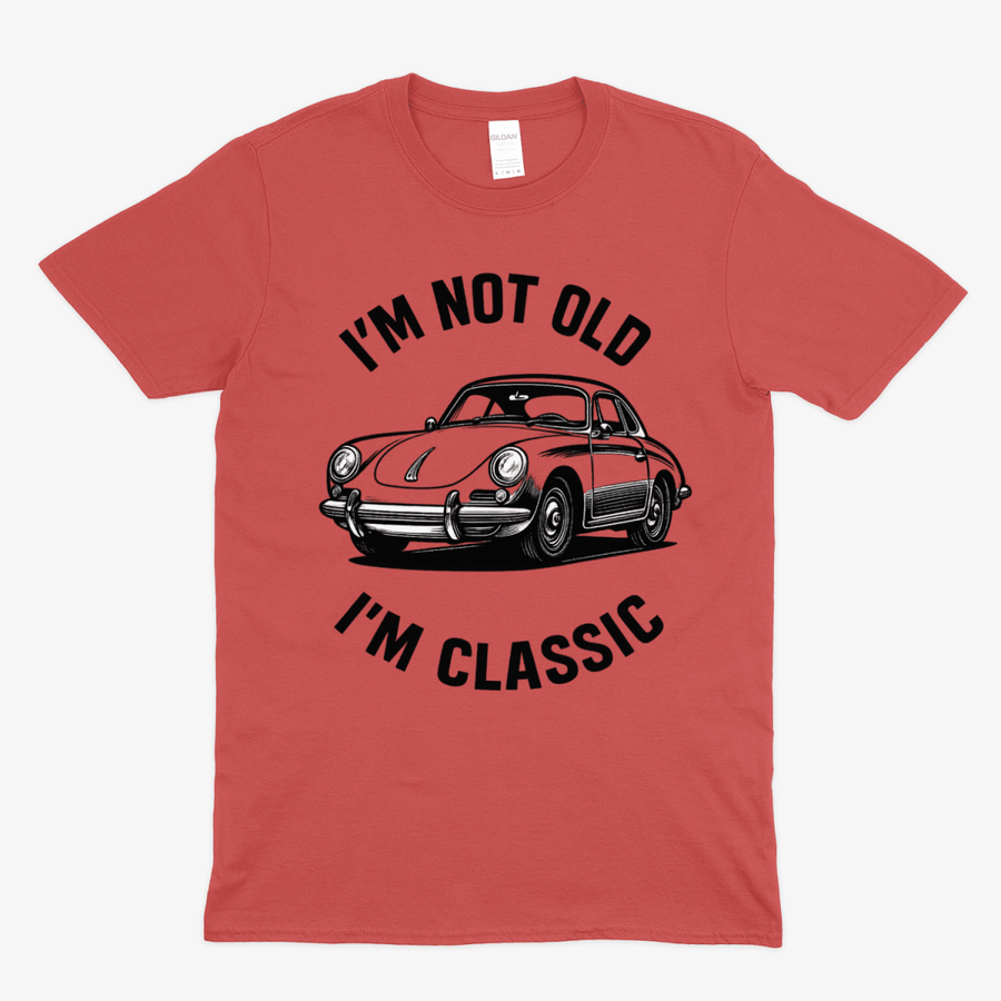 Korallenrotes T-Shirt mit Vintage-Porsche-Illustration und humorvollem Text I'm Not Old I'm Classic im Retro-Design von True Insights.